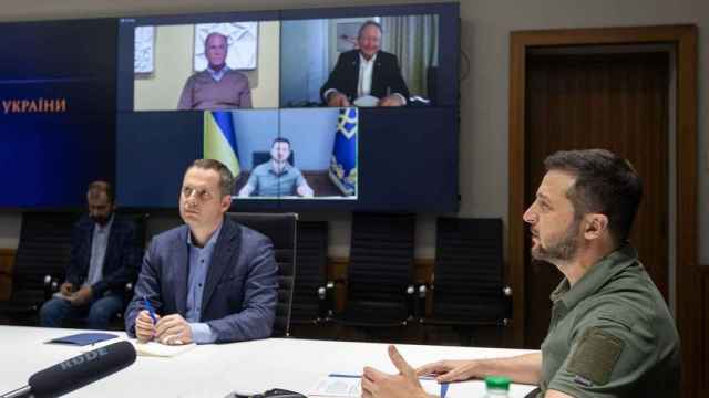 Volodimir Zelenski en videoconferencia con la directiva de BlackRock, entre ellos Larry Fink.