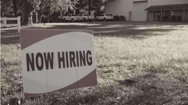 Cartel 'Estamos contratando' (Now hiring).