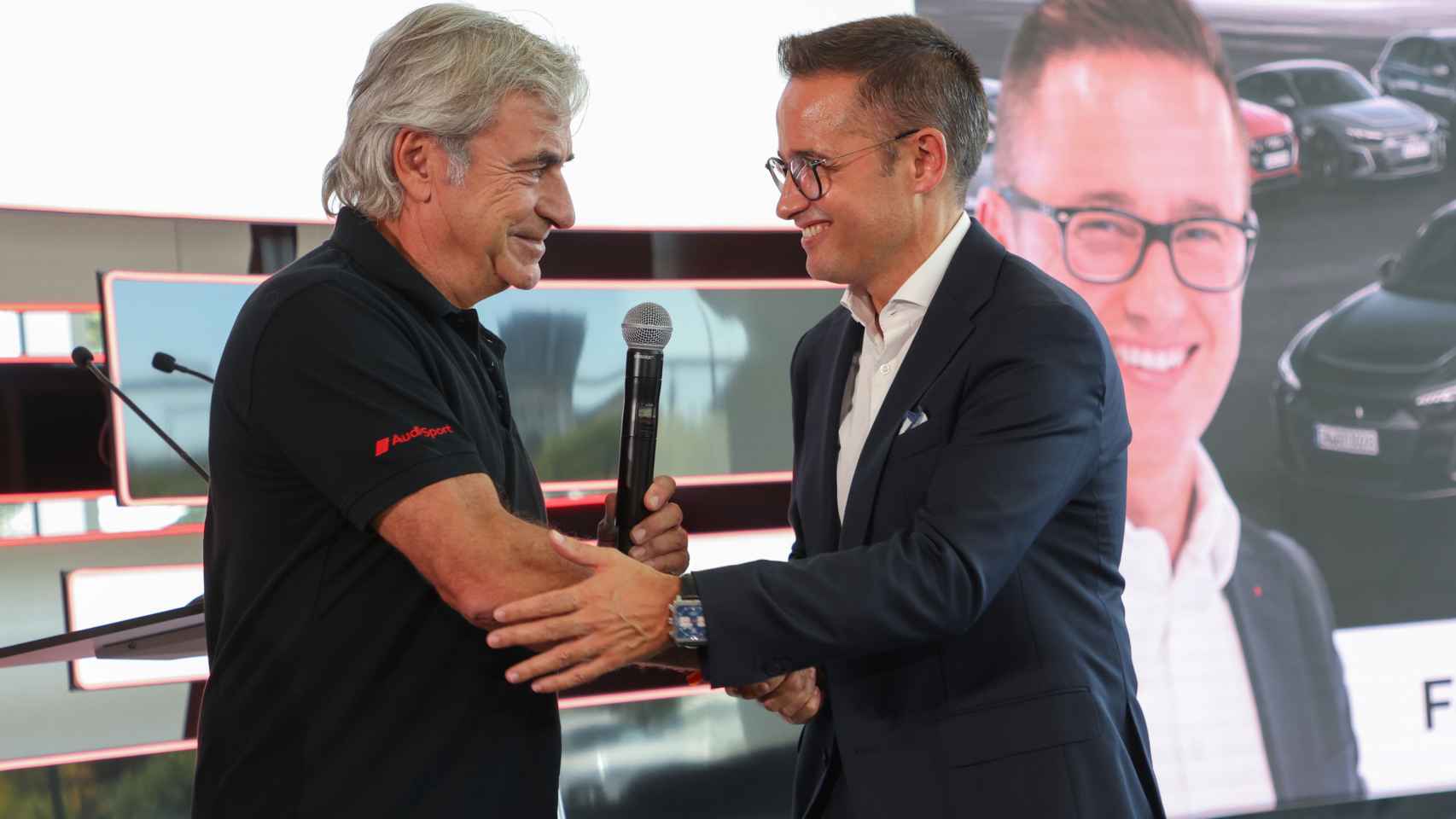 Carlos Sainz no se quiso perder la entrega del premio a Fermín Soneira.