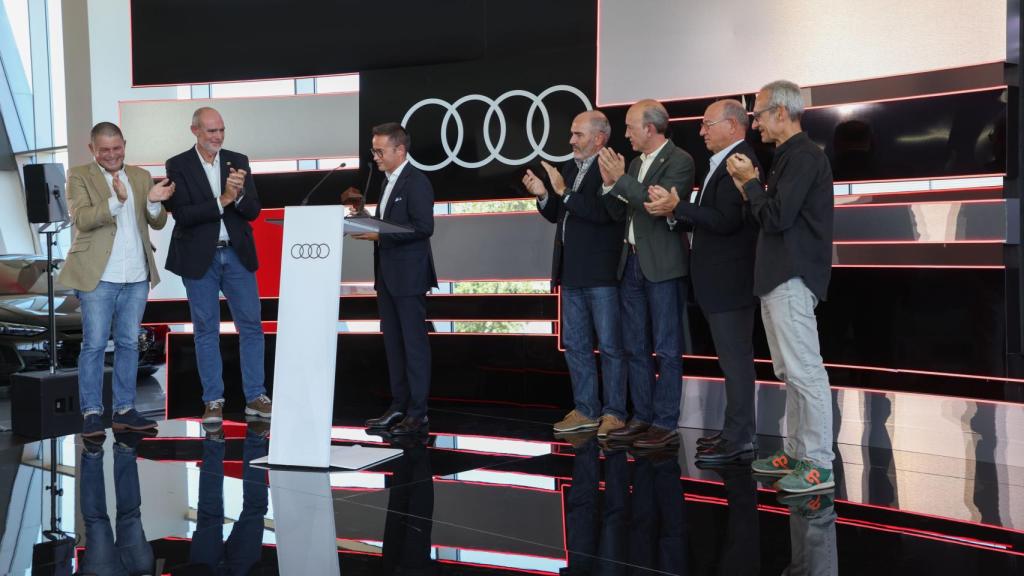 Los miembros del jurado entregando el premio a Fermín.