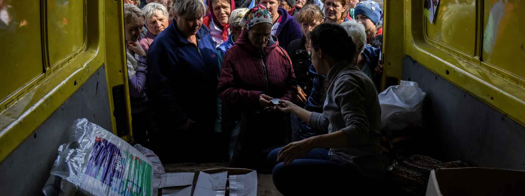 Una cola de personas para recibir ayuda humanitaria en Ucrania.