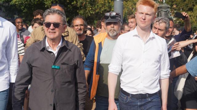 A la izquierda, Jean-Luc Mélenchon. Y junto a él, Adrien Quatennens.