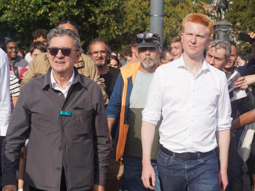 A la izquierda, Jean-Luc Mélenchon. Y junto a él, Adrien Quatennens.