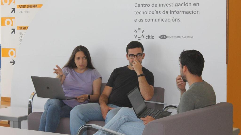 Jóvenes debatiendo sobre el Procesamiento del Lenguaje Natural (PLN).