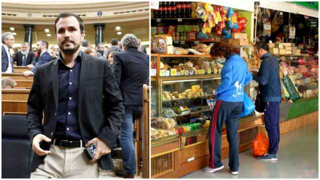 A la izquierda, el ministro de Consumo, Alberto Garzón y, a la derecha, dos consumidores comprando en un mercado.