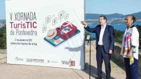 El alcalde de Vigo, Abel Caballero, y la presidenta de la Diputación de Pontevedra, Carmela Silva, en la presentación de la V Jornada TurisTIC.
