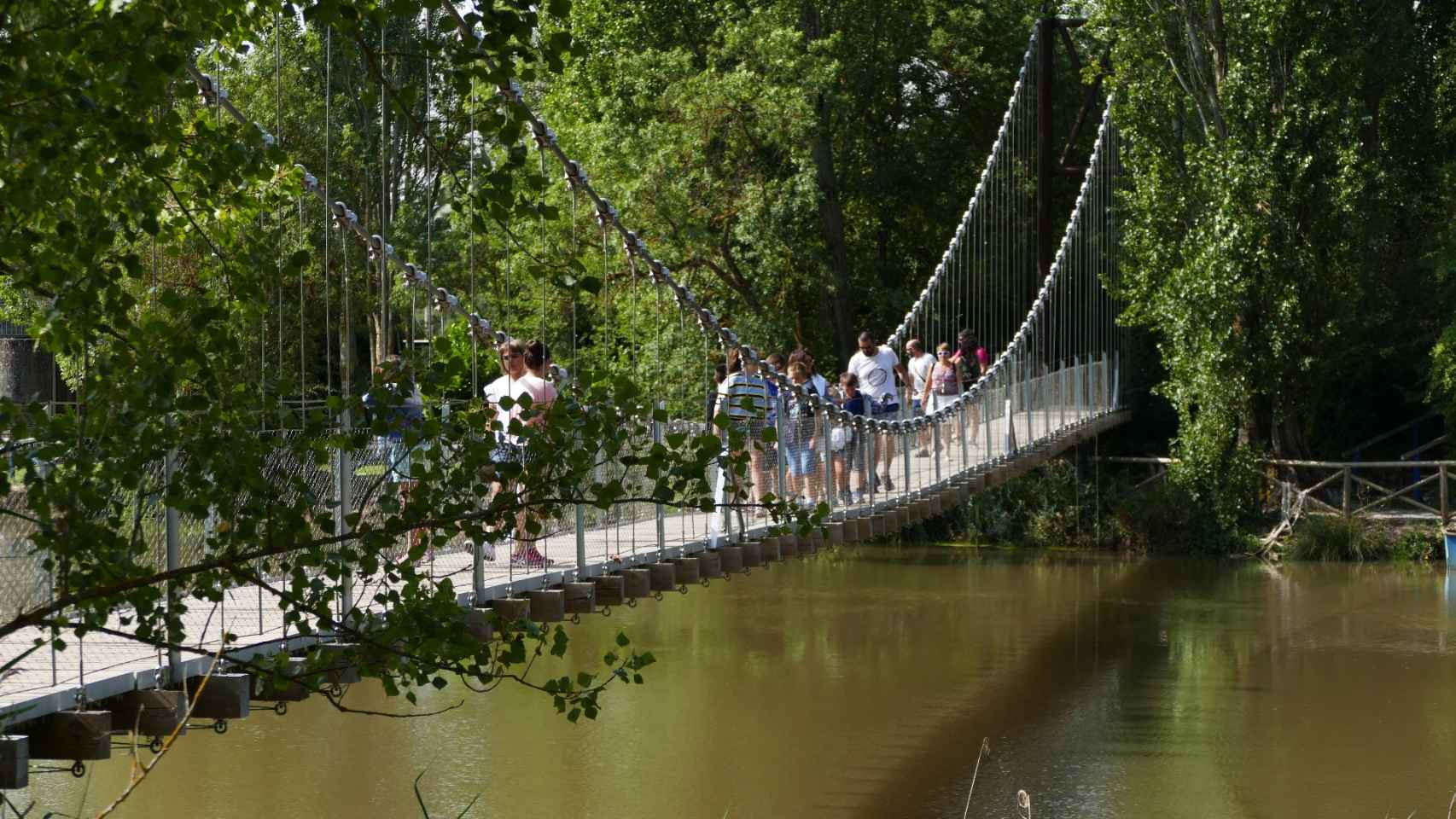 Puente colgante sobre el río Pisuerga a su paso por Herrera.
