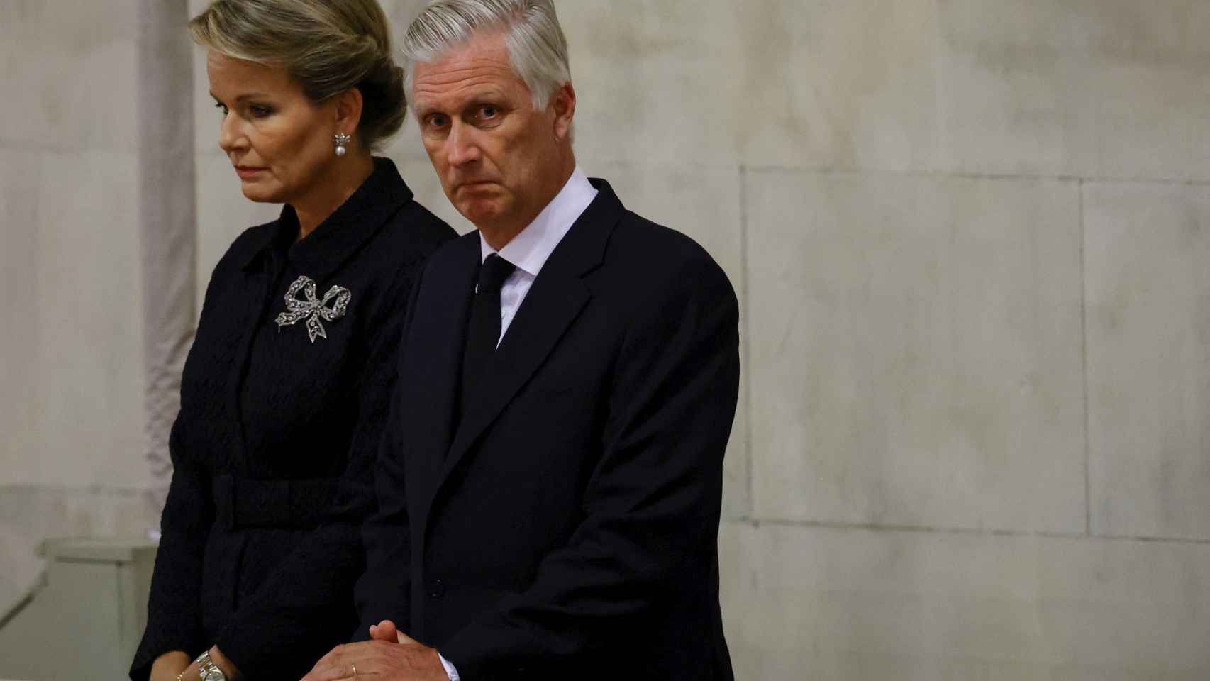 Felipe y Matilde de Bélgica mostrando sus respetos a Isabel II.