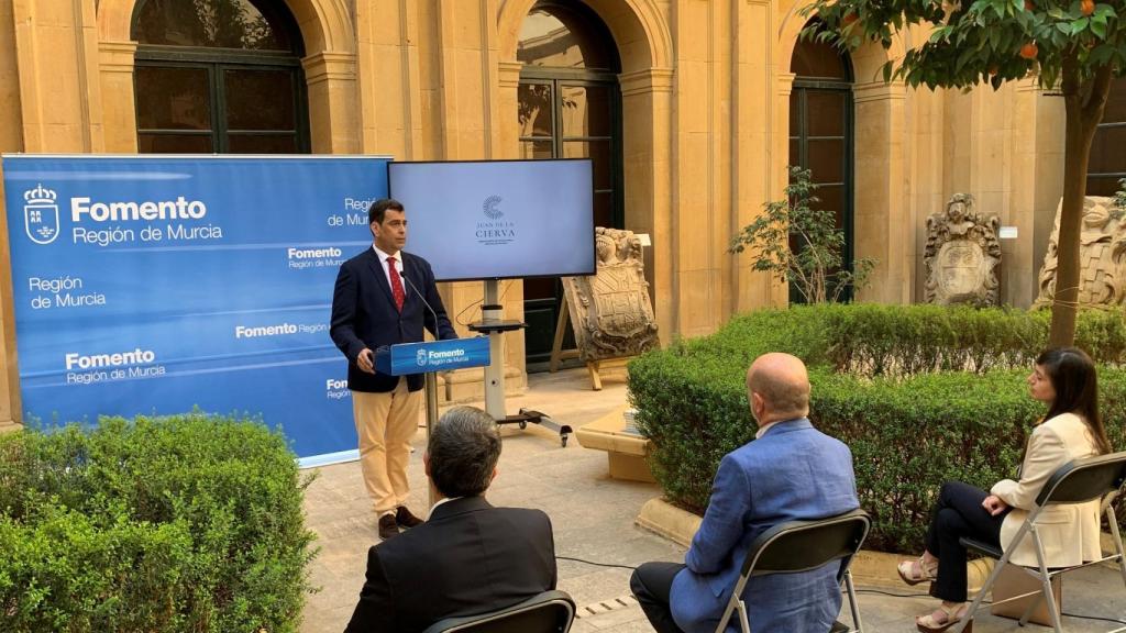 El consejero de Fomento, José Ramón Díez de Revenga, en mayo, durante la presentación de la nueva imagen corporativa del Aeropuerto Internacional de la Región de Murcia-Juan de la Cierva.