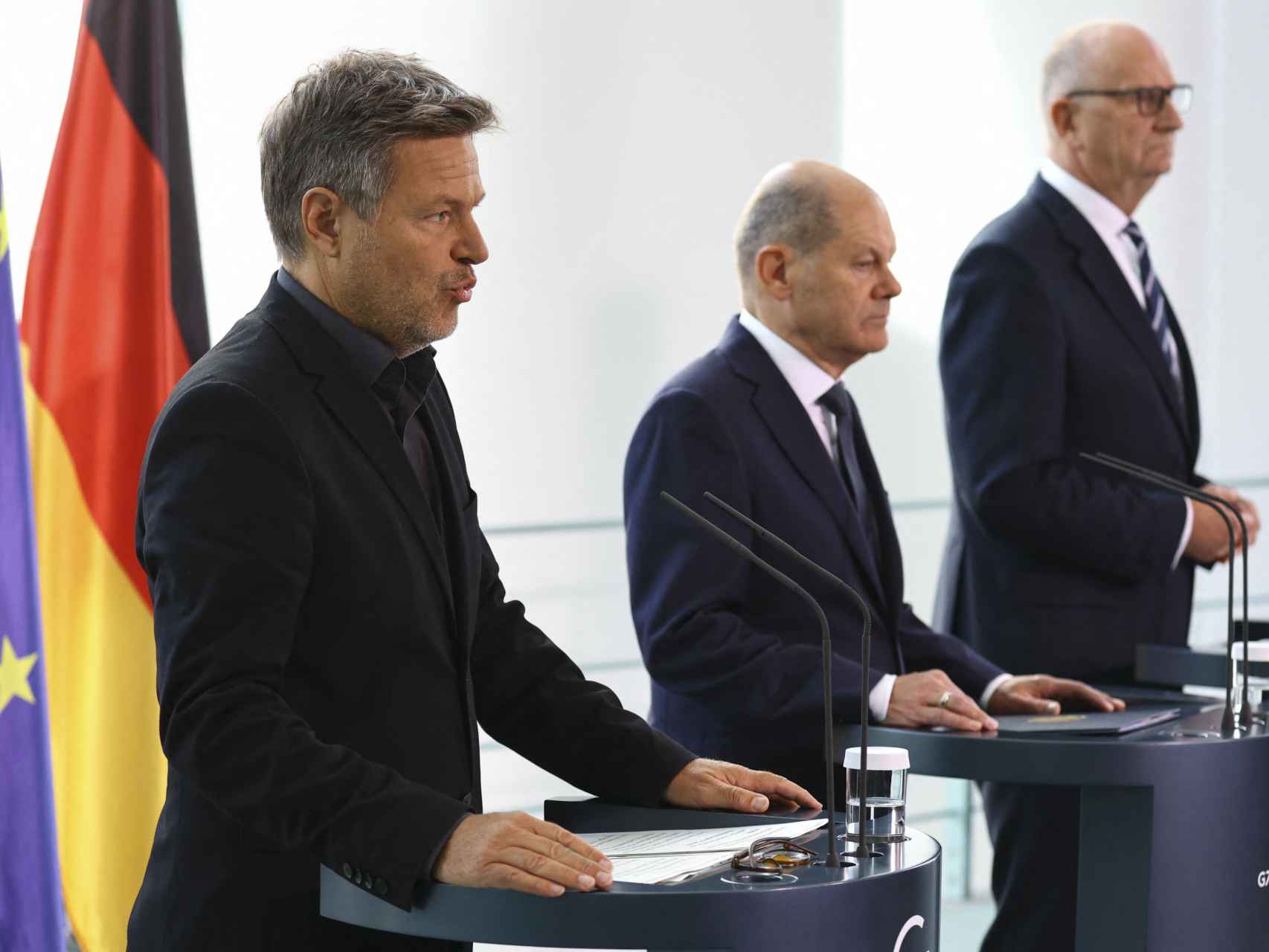 El ministro de Economía alemán, Robert Habeck, con Scholz y el primer ministro de Brandeburgo.