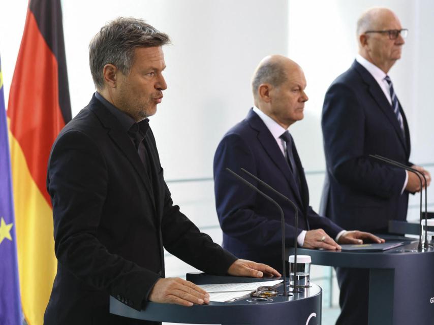 El ministro de Economía alemán, Robert Habeck, con Scholz y el primer ministro de Brandeburgo.