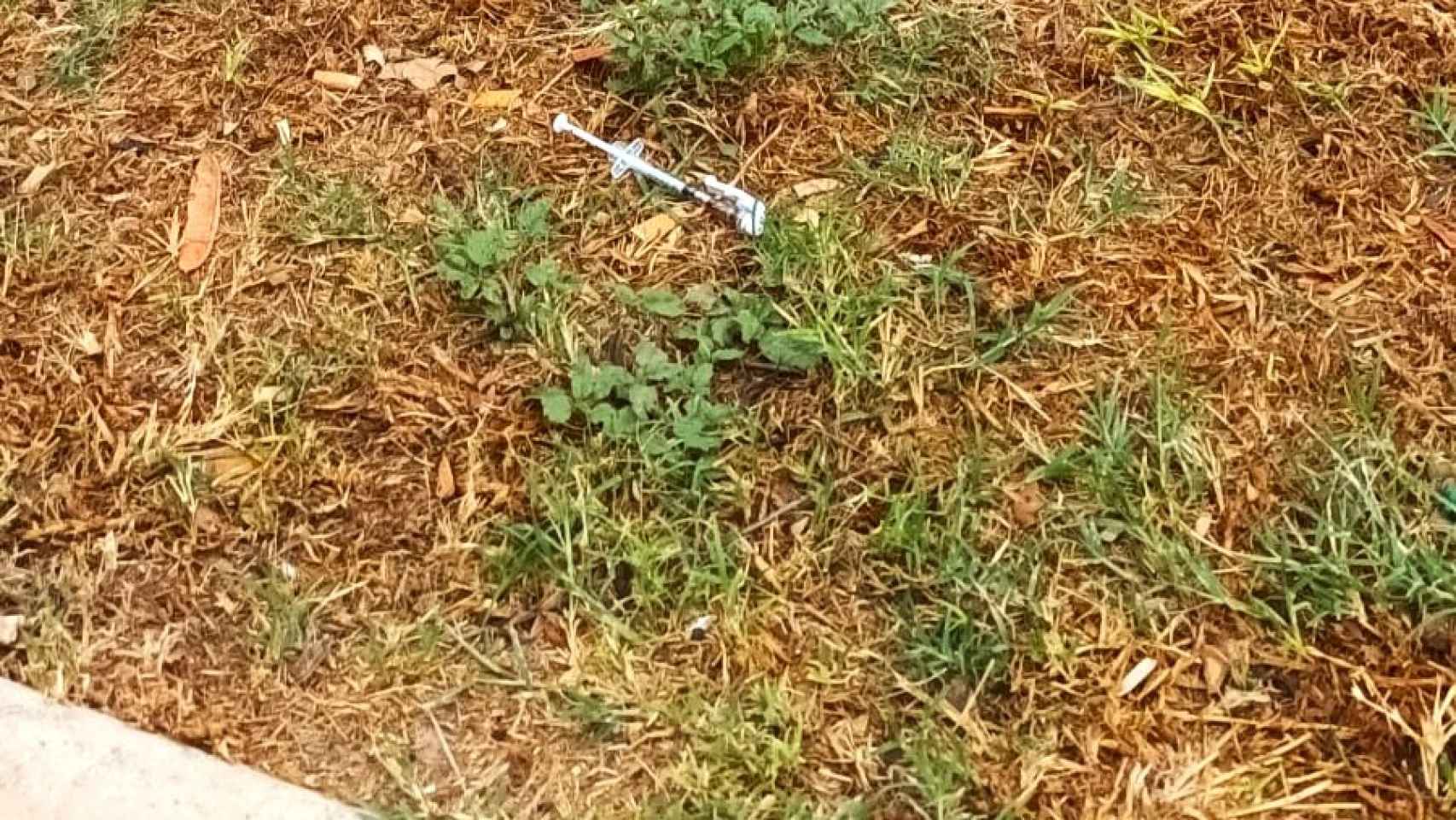 La asociación de vecinos denuncia el consumo de heroína en las calles de Colonia Santa Isabel.