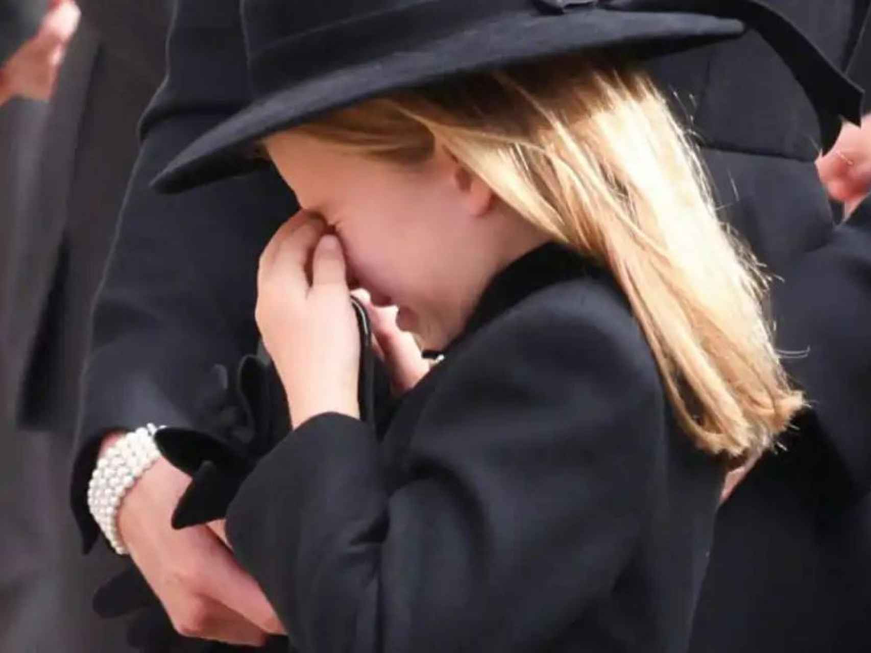 Charlotte, desconsolada en el funeral de su bisabuela.