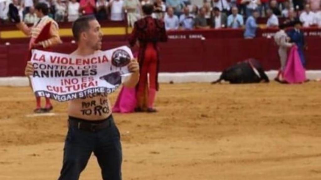 Peter Janssen, este martes 13 de septiembre, tras saltar a la arena de la plaza de toros de Murcia con el diestro Roca Rey.