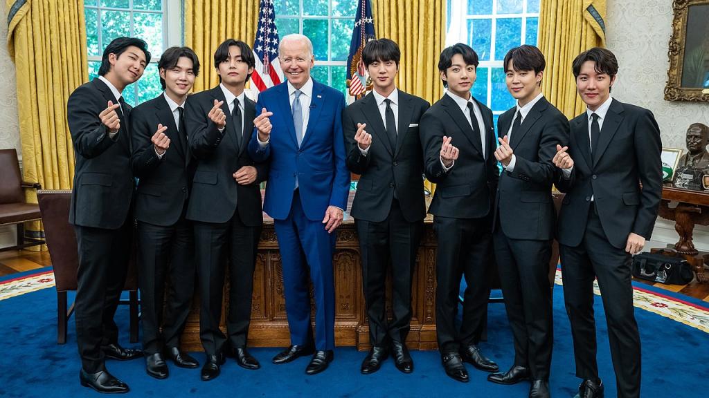 El presidente de EE. UU. Joe Biden junto al grupo de pop BTS en el despacho oval el 31 de mayo de 2022. Foto: La Casa Blanca/Adam Schultz