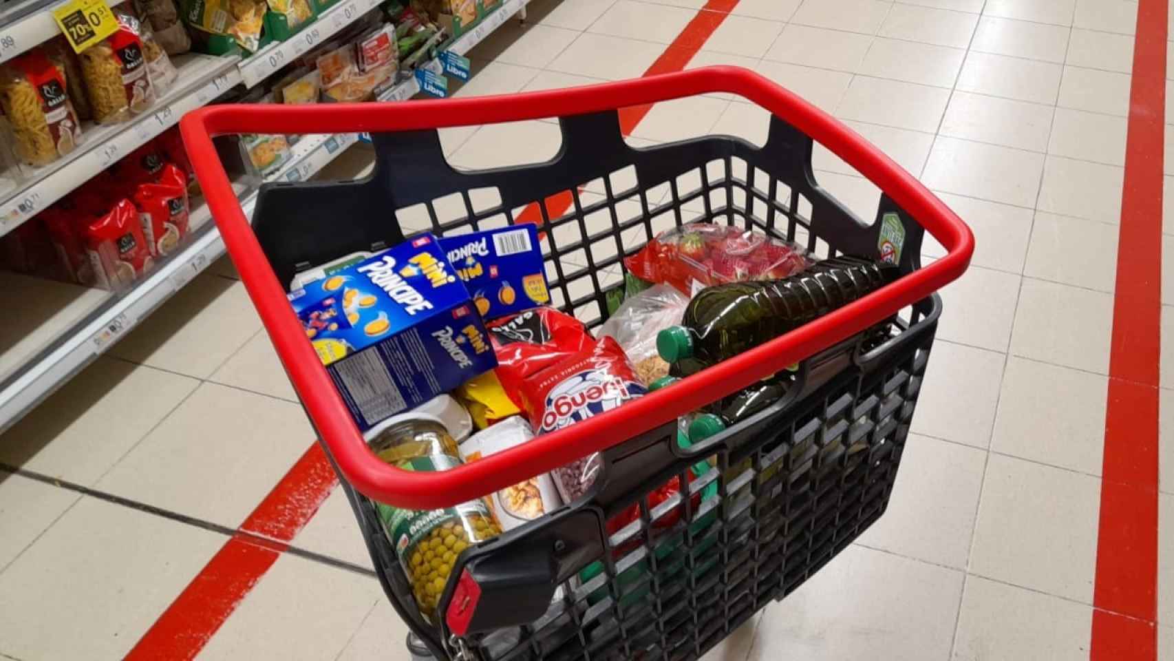 Un carrito de la compra en un supermercado de España.