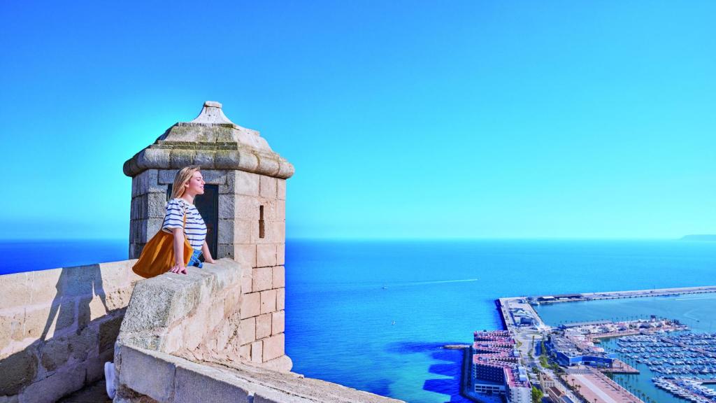 Una turista en el Castillo de Santa Bárbara, en imagen de archivo.