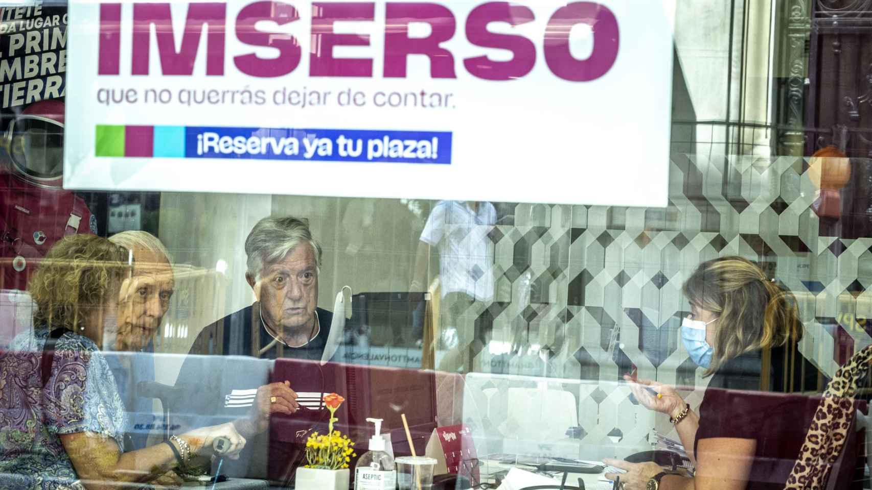Una oficina vendiendo paquetes del Imserso, este martes en Valencia.
