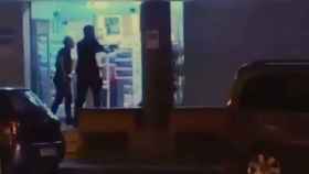 Captura del momento del asalto de la Policía Nacional al establecimiento de Alcoy donde se había refugiado el agresor.