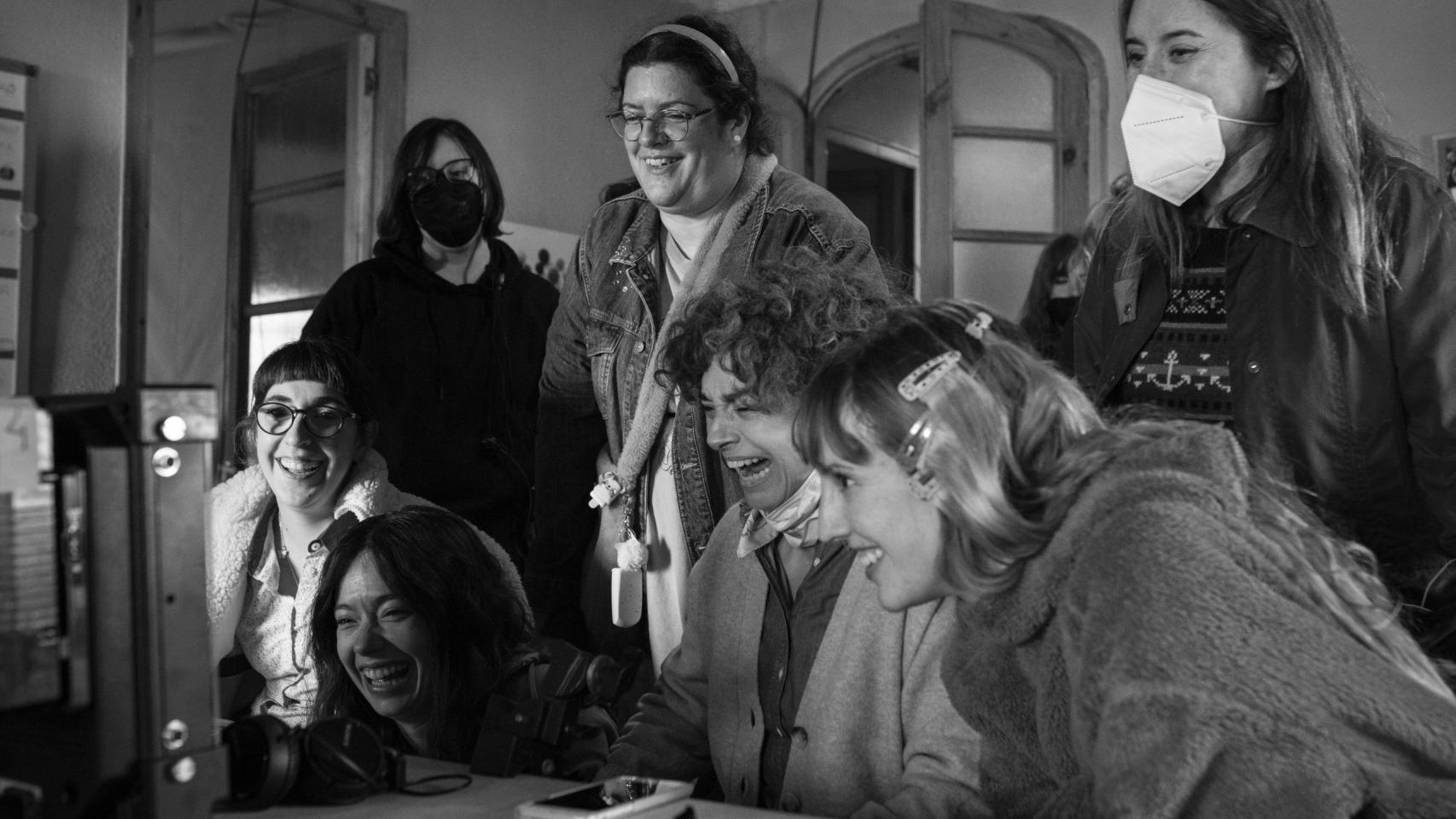 Anna Costa en el rodaje de 'Fácil', junto a sus actrices.