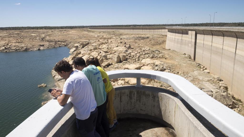 Vecinos de la zona observan el escaso nivel de agua del embalse de Almendra, Salamanca