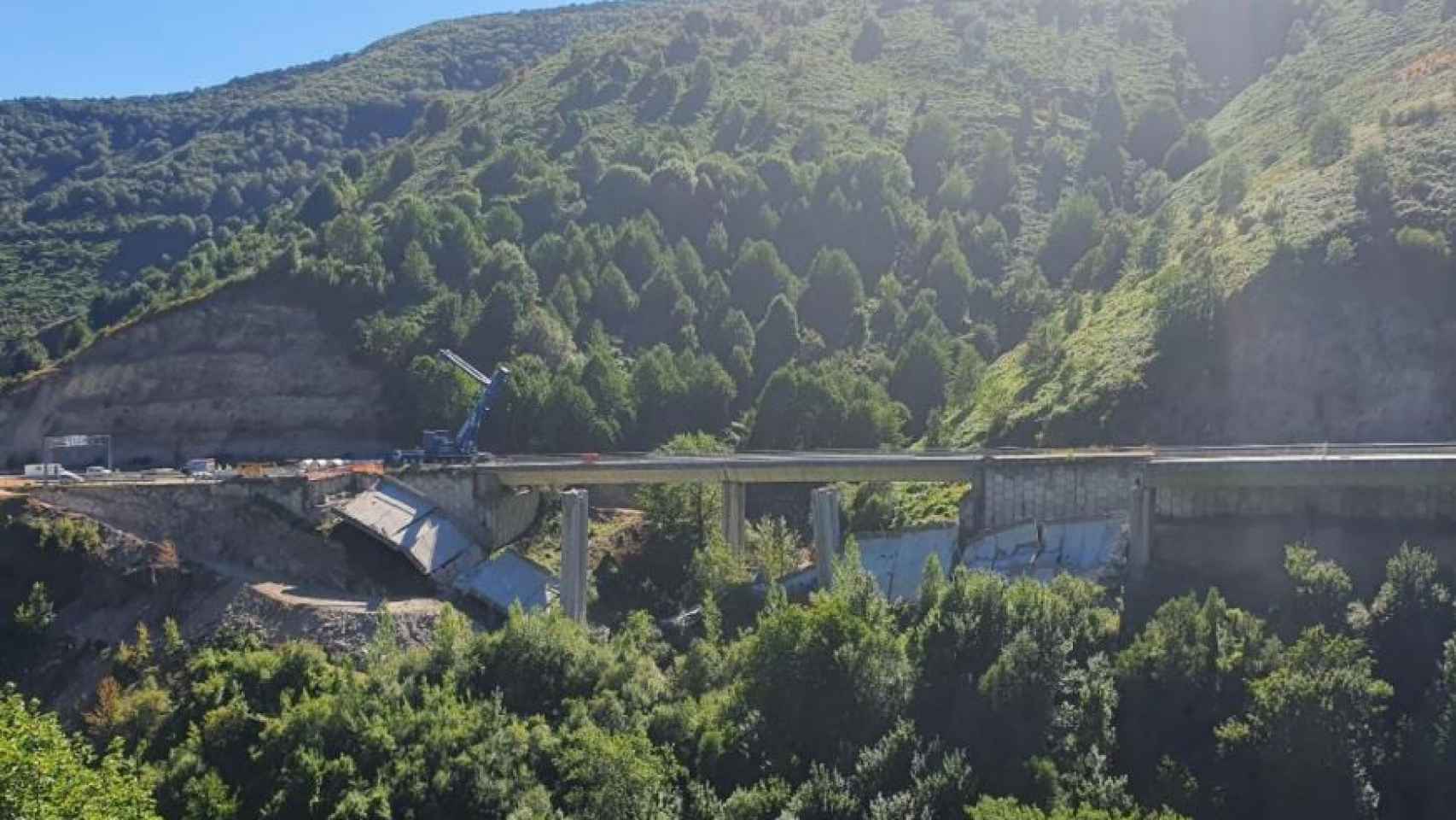 Mitma comienza el desmontaje de las pilas 1 y 2 del viaducto del Castro sentido A Coruña de la A-6