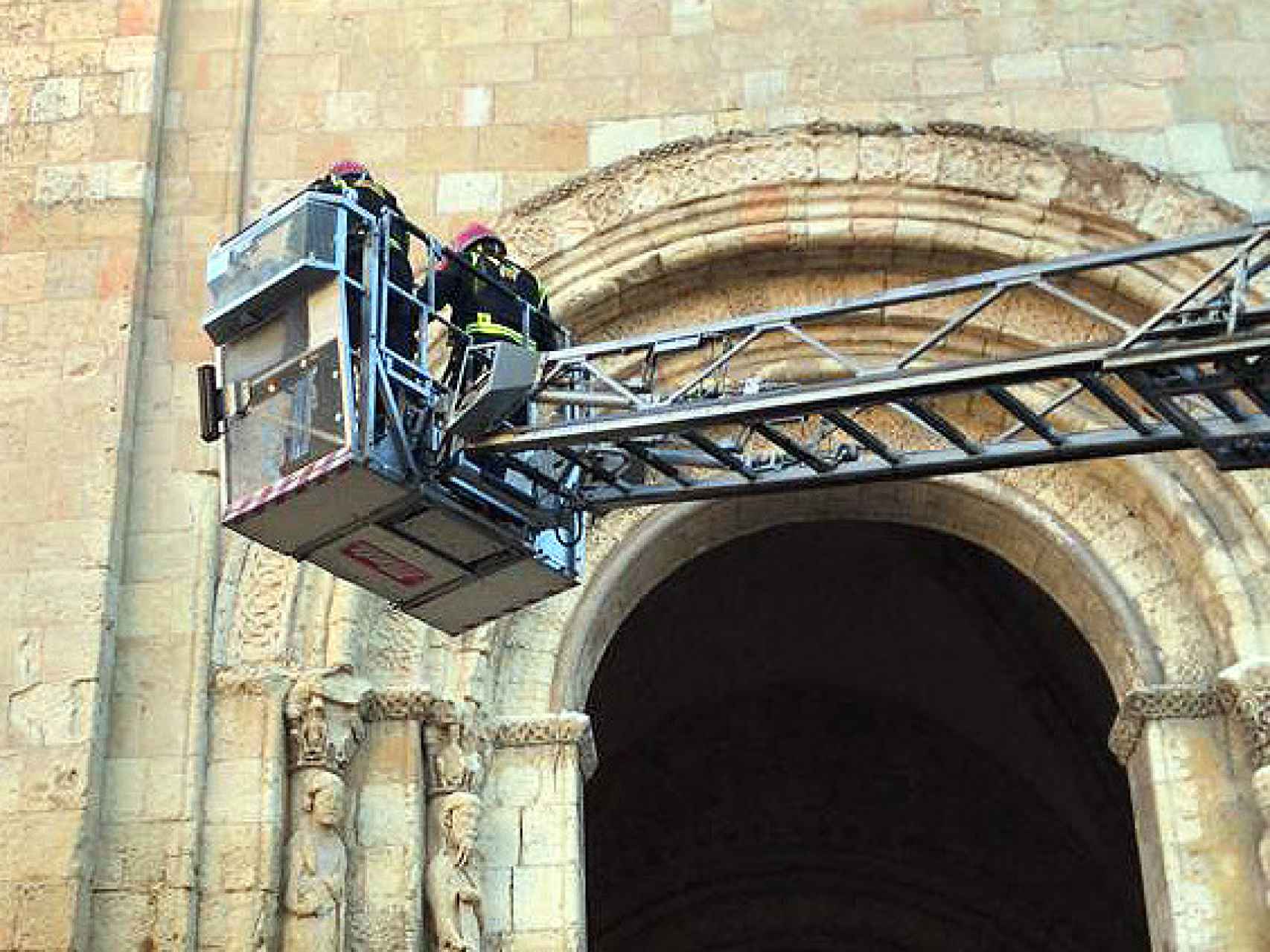 El Obispado de Segovia descarta daños en la fachada y pórtico oeste de la iglesia de San Martín