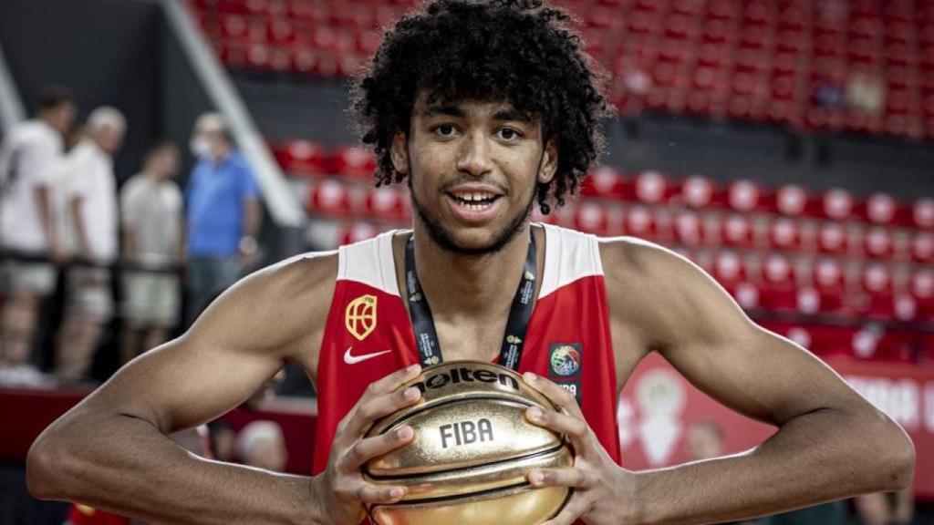 Izan Almansa con el MVP del Eurobasket sub18