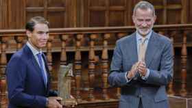 Rafa Nadal recibe el premio 'Camino Real' de manos de Felipe VI
