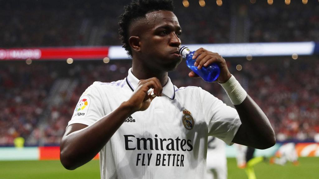 Vinicius bebe agua antes de El Derbi ante el Atlético de Madrid de este domingo