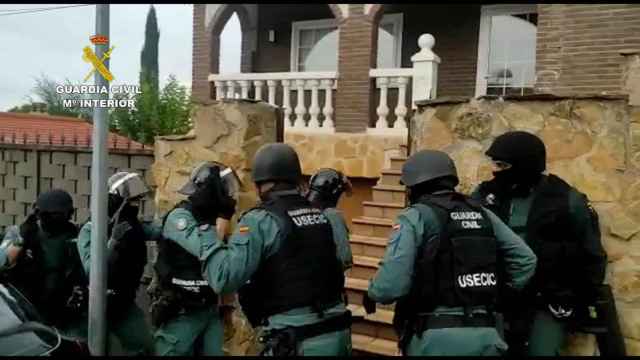 Así ha desmantelado la Guardia Civil una plantación de droga en un chalet de Guadalajara
