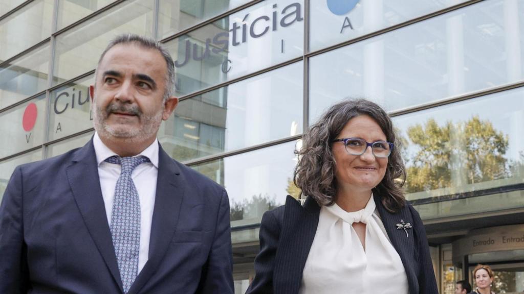 Mónica Oltra, junto a su abogado, a la salida de la Ciudad de la Justicia de Valencia. Efe / Manuel Bruque