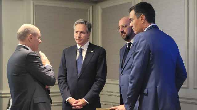 El canciller alemán, Olaf Scholz, departe con Pedro Sánchez y con Antony Blinken, secretario de Estado de EEUU, y Charles Michel, presidente del Consejo Europeo.