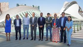 De izquierda a derecha, Alejandra Menéndez (directora de Valencia Digital Summit), Antonio Torres (director de la Ciudad de las Artes y las Ciencias), Juan Luis Hortelano (presidente de Startup Valencia), Rafael Climent (conseller de Economía Sostenible, Sectores Productivos, Comercio y Trabajo), Pere Fuset (concejal de Agenda Digital y Administración Electrónica), Borja Sanjuán (concejal de Emprendimiento y Desarrollo Económico), Teresa García (directora general de Emprendimiento y Cooperativismo), Nacho Mas (CEO de Startup Valencia) y Karina Virrueta (head of Ecosystem Development de Startup Valencia).