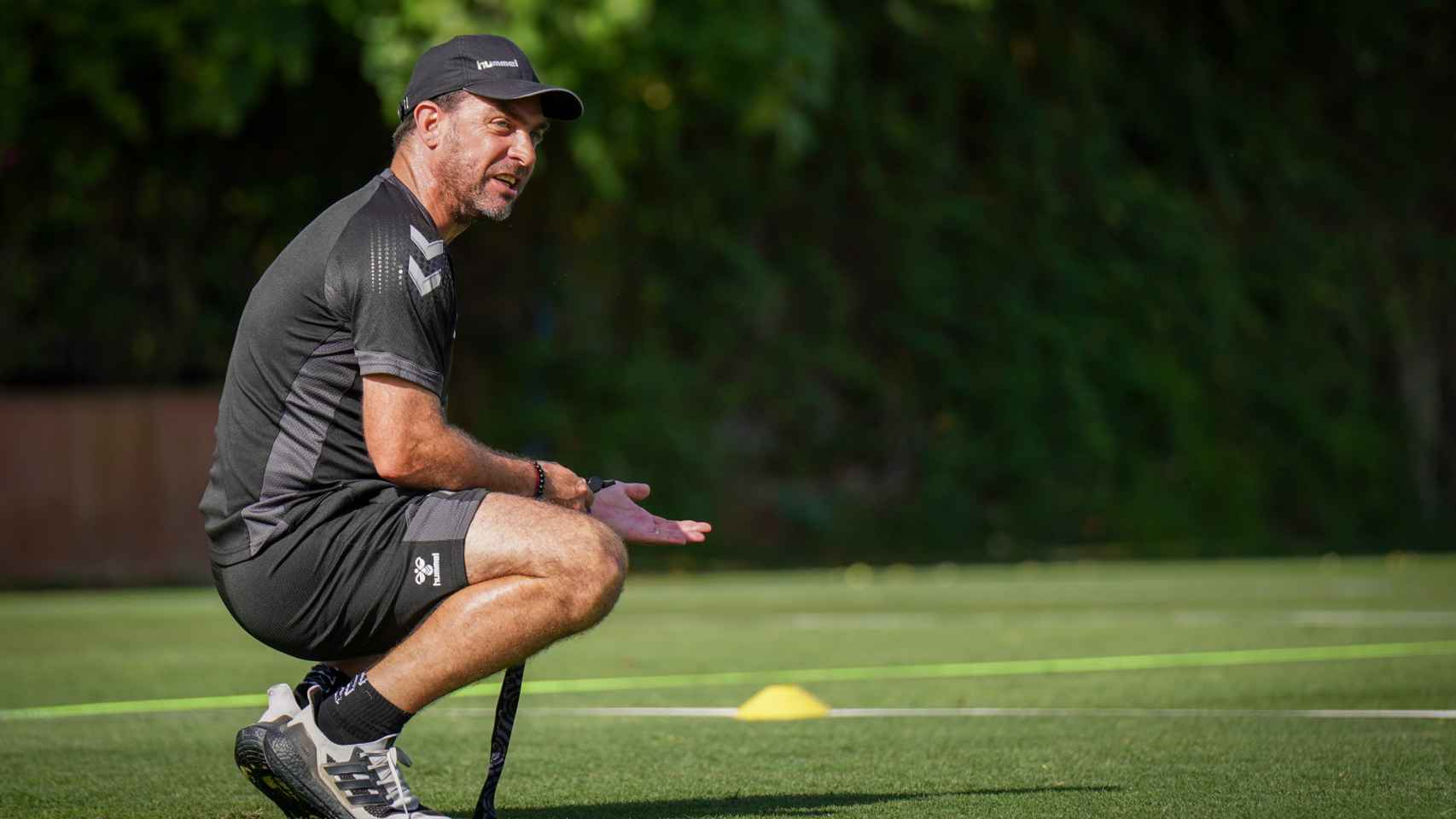 Pablo Guede dirige un entrenamiento del Málaga CF