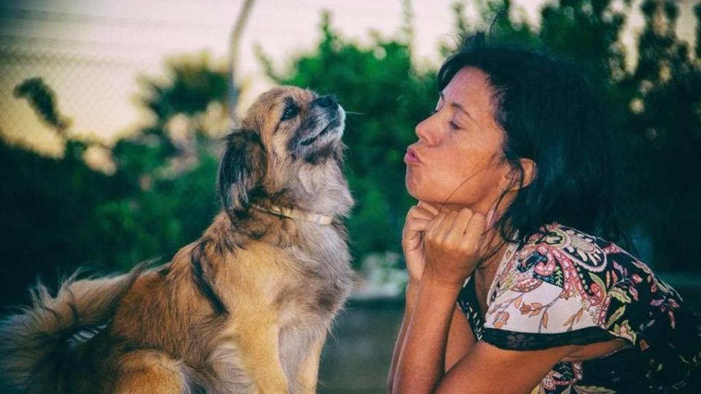 Cristina del Valle y su mascota, Titi.