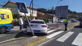 Un taxista termina herido tras colisionar contra un semáforo en Cambre (A Coruña)
