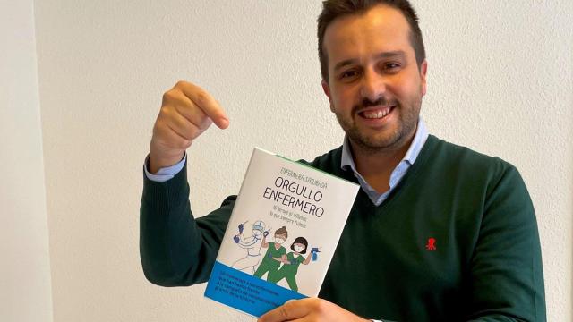 Héctor Castiñeira con su último libro Orgullo Enfermero.