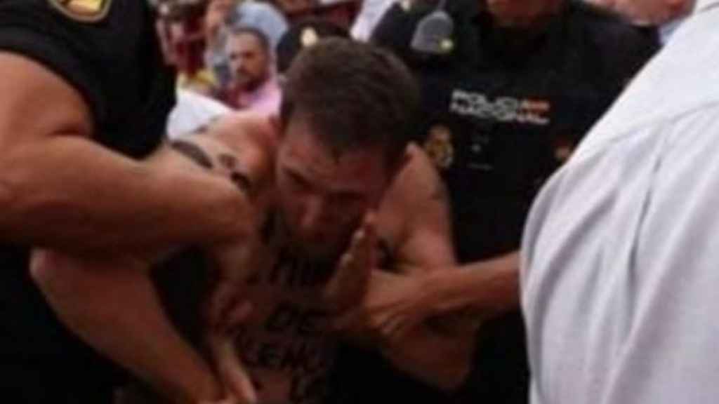 Peter Janssen, el holandés que vive de saltar al ruedo para protestar contra la tauromaquia, junto a una imagen de su detención en la plaza de toros de Murcia el martes 13 de septiembre.