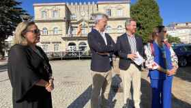 El delegado del Gobierno en Galicia, José Miñones, visita O Grove (Pontevedra) junto al alcalde, José Antonio Cacabelos, y a la subdelegada del Gobierno en Pontevedra, Maica Larriba.