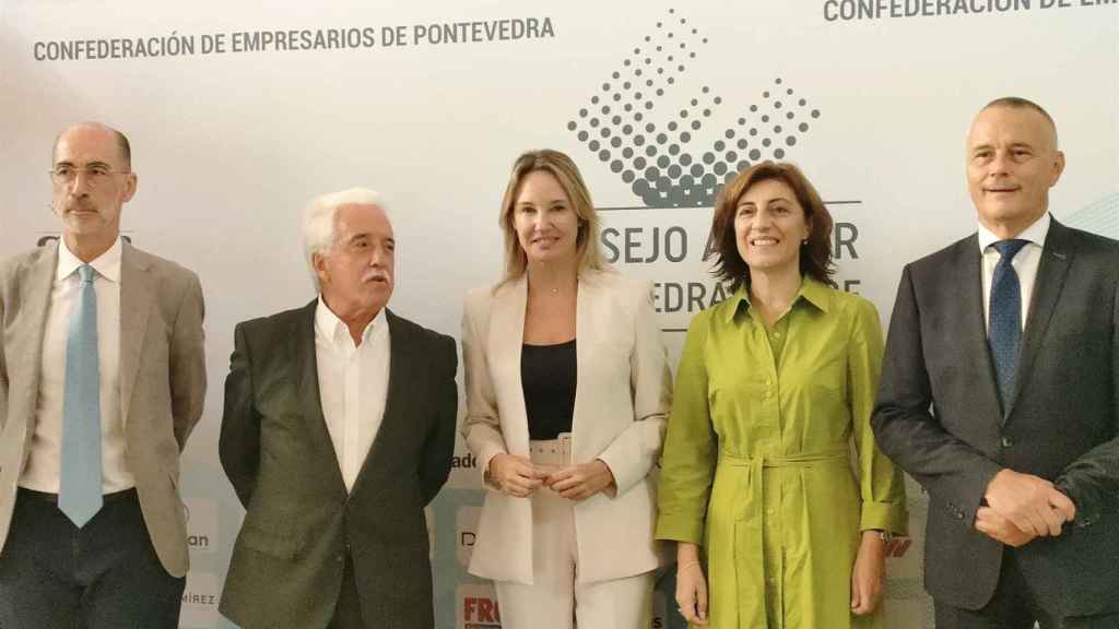 La conselleira Ángeles Vázquez; la delegada territorial de la Xunta en Vigo, Marta Fernández-Tapias; el presidente del Puerto, Jesús Vázquez Almuíña; y el presidente y vicepresidente de la CEP, Jorge Cebreiros y Ramón Alonso.