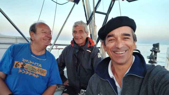 Manuel Pardi (dcha.) junto a sus compañeros de peregrinación a bordo del ‘Pequod’.