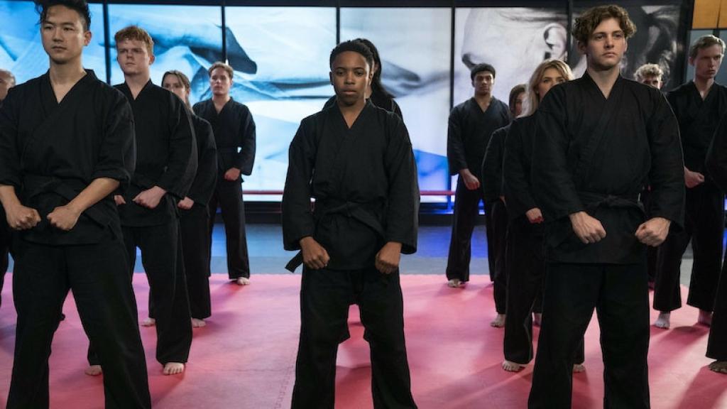 Algunos de los miembros del dojo Cobra Kai en la quinta temporada de la serie.