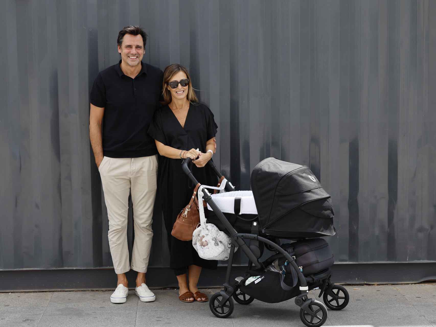 Ion Aramendi y su esposa, al salir al hospital con su hija pequeña.