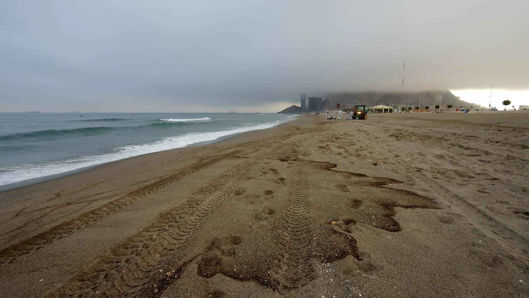 Playa de Santa Bárbara en La Línea con restos del vertido del OS 35 a 20 de septiembre del 2022.