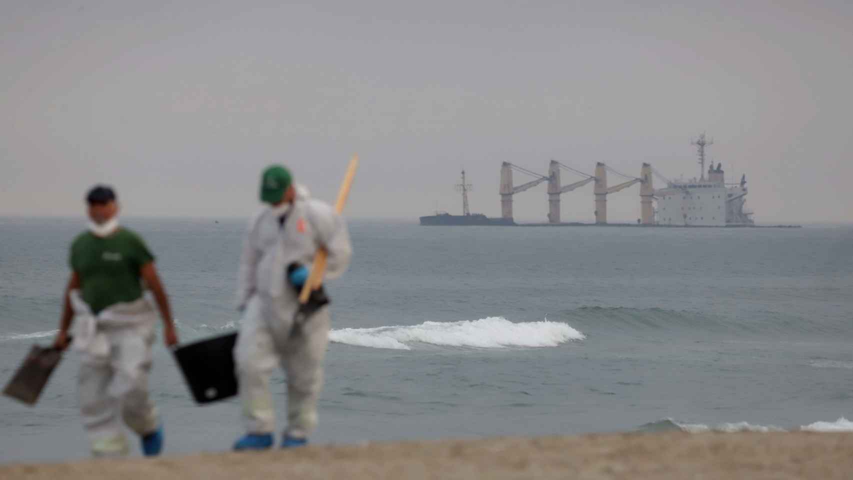 Trabajadores municipales en la playa de Santa Bárbara en La Línea.