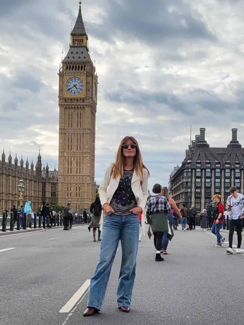 Isabel Jiménez en Londres recorriendo la ciudad con un 'look cómodo'.