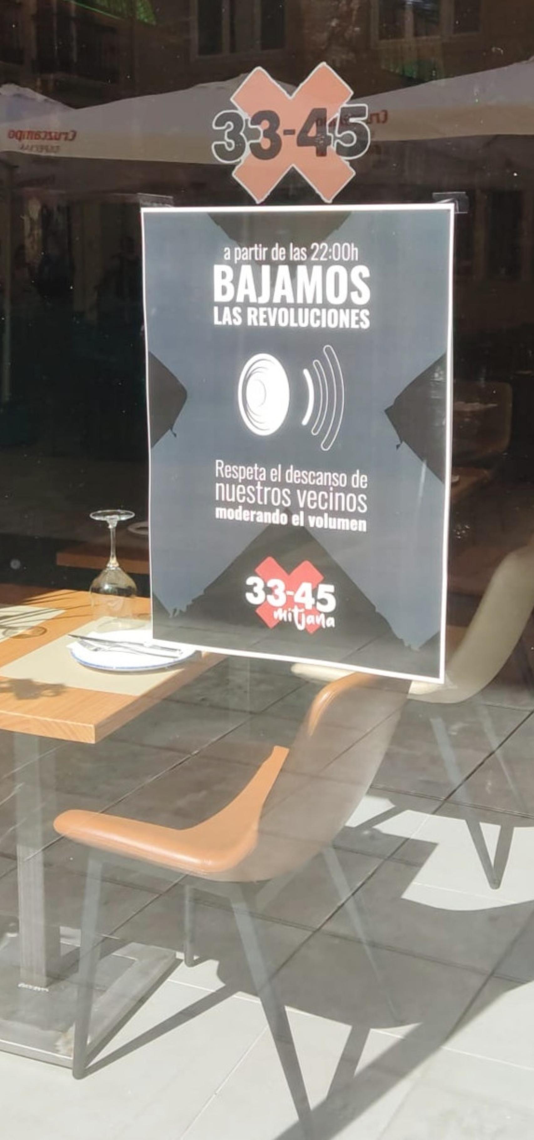 Imagen de uno de los carteles colocados por el restaurante de la Plaza Mitjana, en el Centro de Málaga.