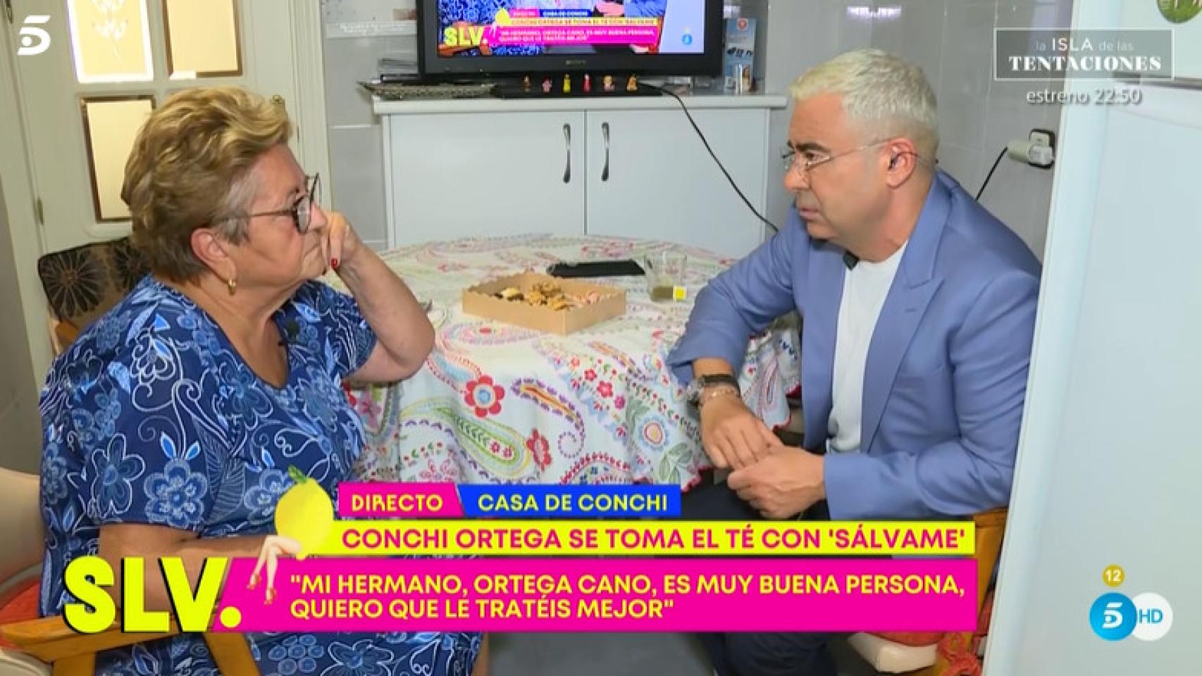 El directo más surrealista de 'Sálvame': se cuela en casa de Conchi Ortega.