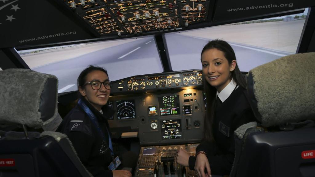 Dos alumnas del Grado en Piloto de la Universidad de Salamanca.